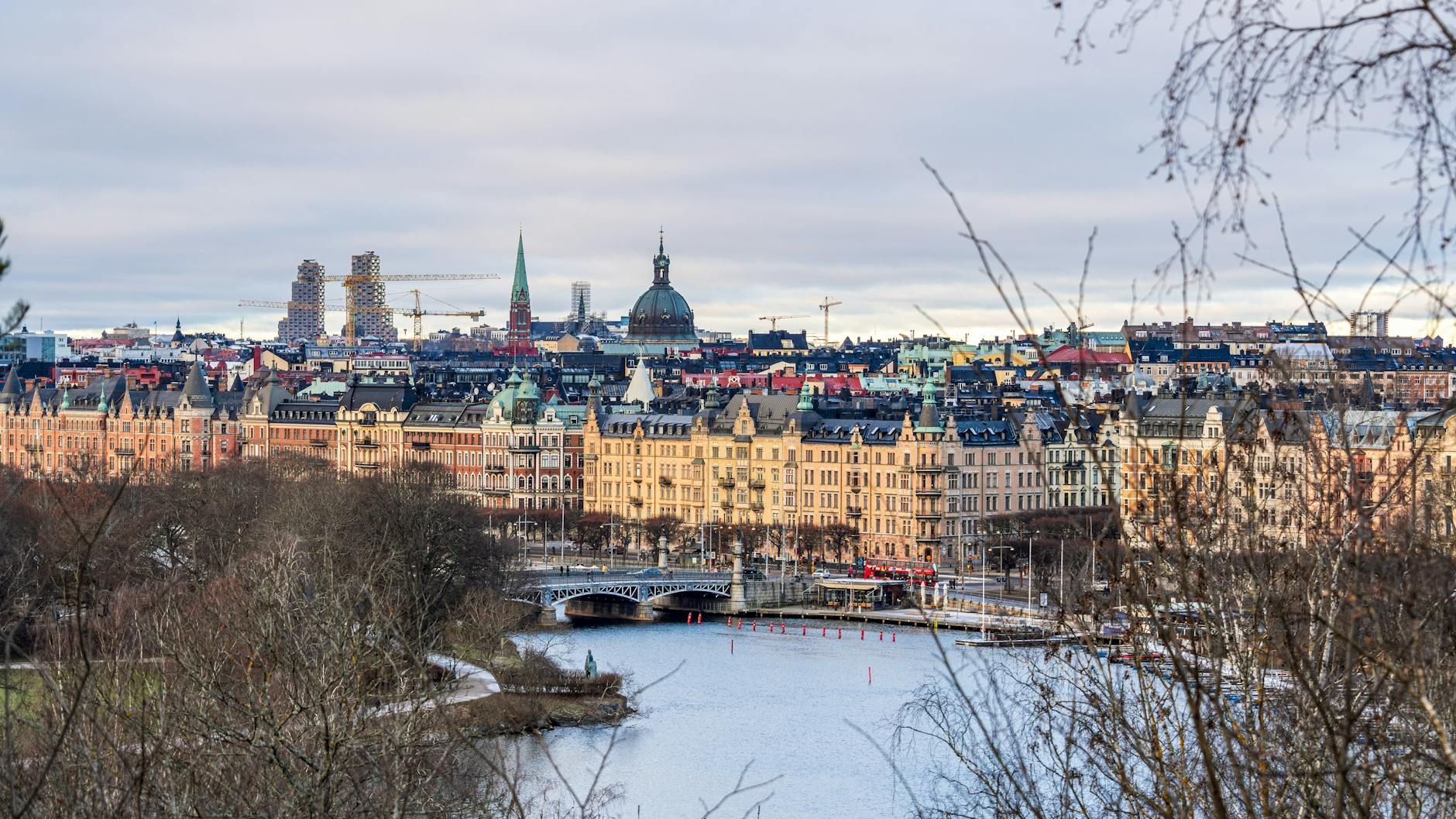 Panoramavy över Östermalms arkitektur och Strandvägen i Stockholm.